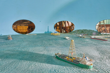 Innenansicht des Modells Tiefseekugel Meeresoberfläche mit Forschungs- und Versorgungsschiffen