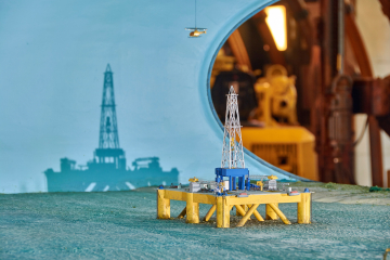 Innenansicht des Modells Tiefseekugel Meeresoberfläche mit Bohrinsel