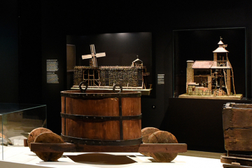 Raum im Deutschen Bergbau-Museum Bochum mit Förderwaagen und zwei Modelle darunter die Feuermaschine 