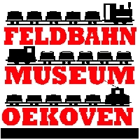 Der Name des Museums in roter Schrift und mit schwarzen Feldbahnzügen