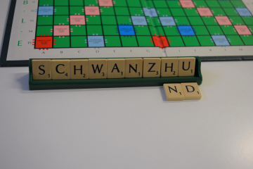 Spielbrett Scrabble und aufgereihte Spielsteine SCHWANZHUND
