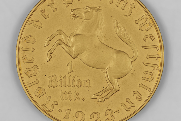 Goldene Münze mit Darstellung eines springenden Pferdes. Darauf sind zudem geschrieben 1 Billion Mark, 1923 sowie Notgeld der Provinz Westfalen.