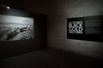 Ein Ausstellungsraum mit einem Foto und dem Ausstellungstitel "Black Gold"